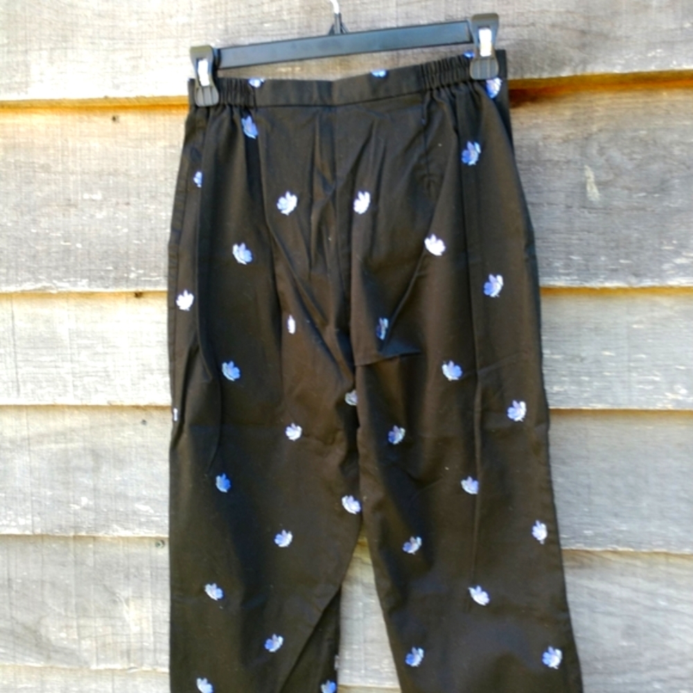 🔥Capri's Black Embroidered with Blue/Purple 4P EUC Cotton/Spandex Zipper & Hook